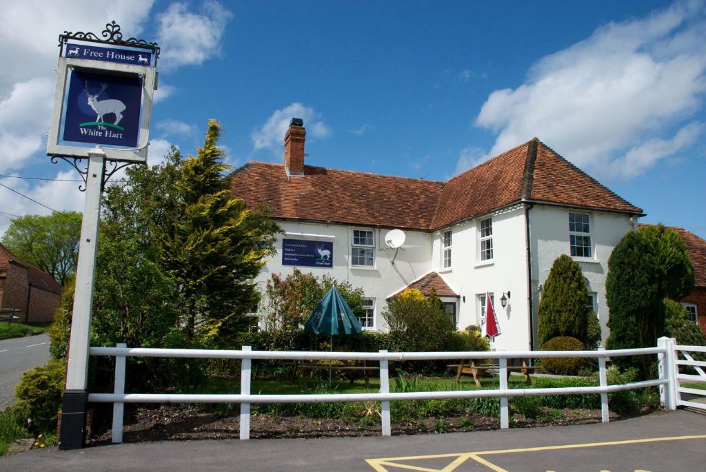 The White Hart Inn نيوبري المظهر الخارجي الصورة