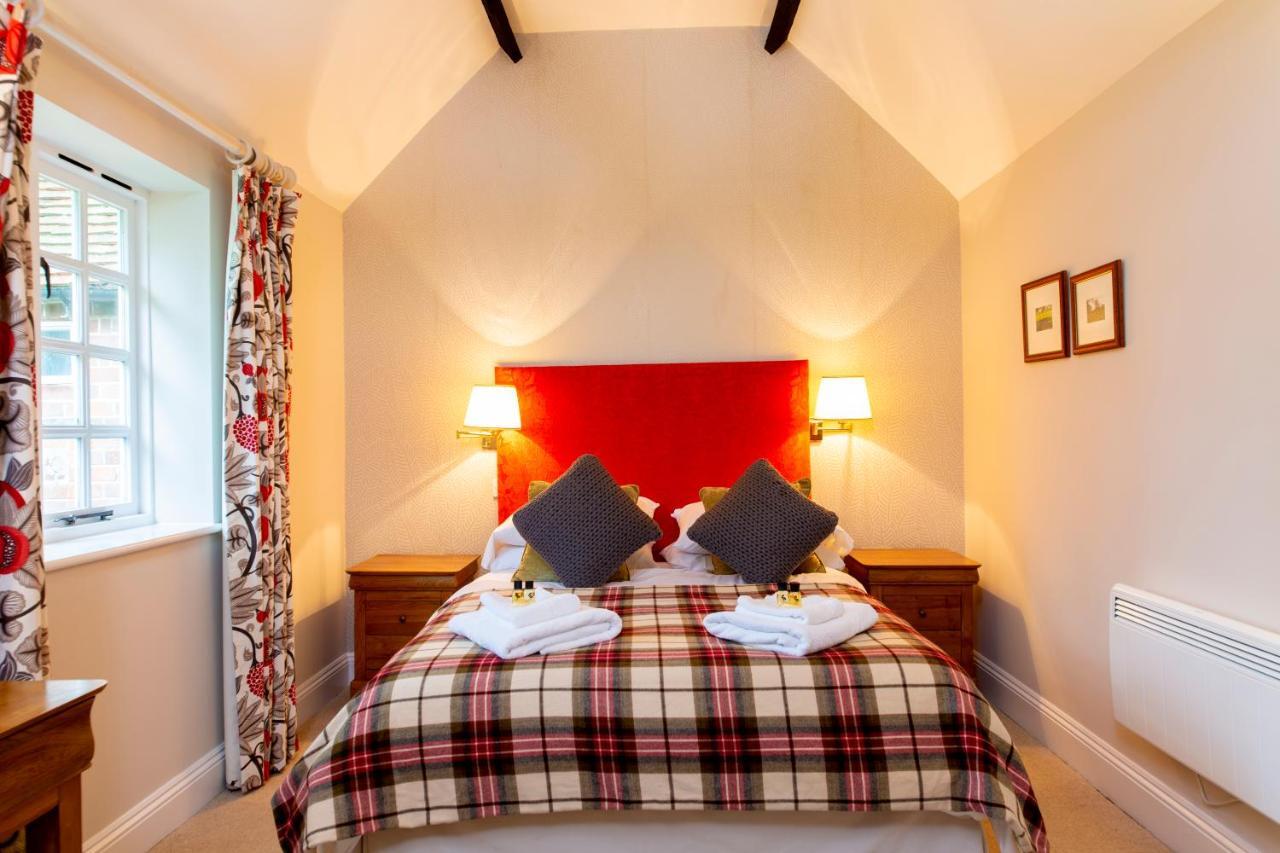 The White Hart Inn نيوبري الغرفة الصورة